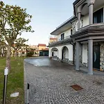 8 Rooms hotel