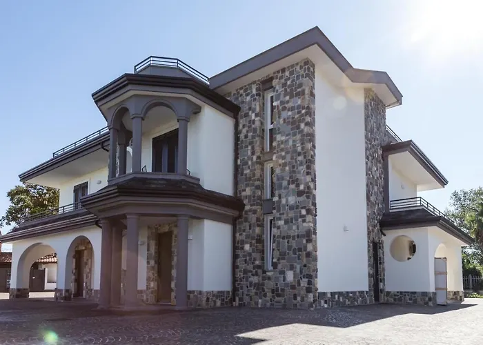8 Rooms hotel